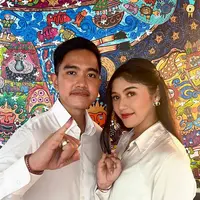 Kaesang menggunakan kemeja lengan panjang berwarna putih yang dipadukan dengan celana panjang berwarna krem. Sementara, Erina mengenakan atasan berwarna putih gading dan celana panjang berwarna hitam. [@erinagudono]