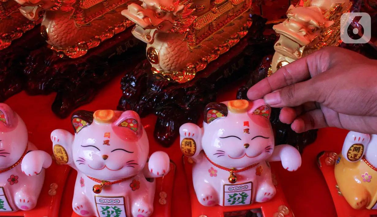 Patung kucing keberuntungan atau Maneki Neko menjadi yang paling banyak dicari saat Imlek selain angpau. (Magang/Liputan6.com/Muhammad Rizal)
