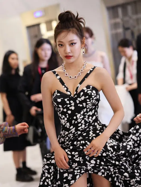 Set perhiasan Chopard Red Carpet High Jewelry Collection membuat penampilannya semakin mewah.  [Foto: Twitter/AESPAIntl].