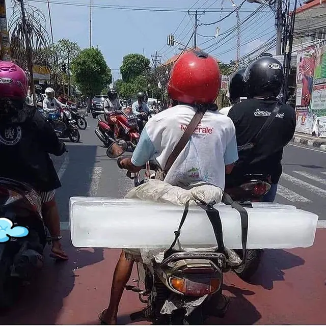 6 Potret Orang Bawa Es Batu Pakai Motor, Berpacu dengan Waktu