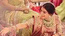 Cantiknya Radhika Merchant mengenakan Lehenga yang didominasi warna merah ini. [Foto: Instagram/rheakapoor]