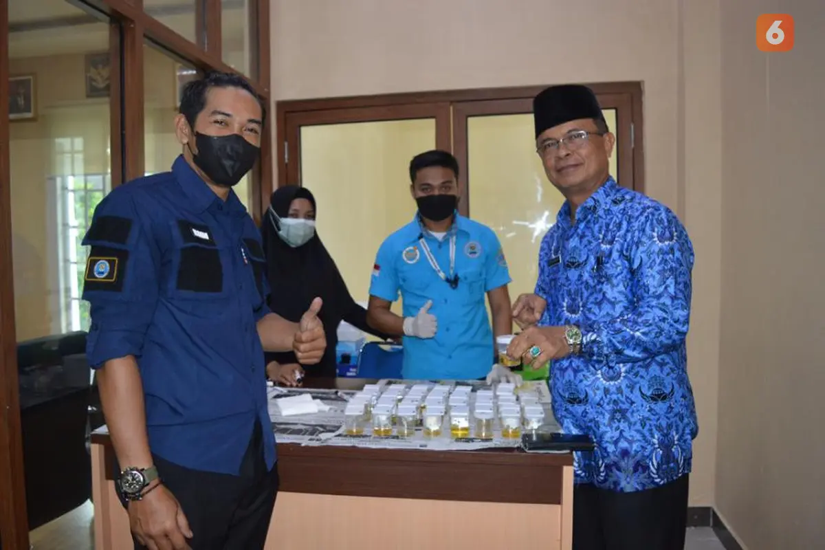 Sekretaris Daerah Ishak Ntoma saat meberikan memperlihatkan hasil ter urin (Arfandi/Liputan6.com)