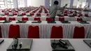 Teknisi menginstal laptop untuk tes calon pegawai negeri sipil (CPNS) di GOR Kelapa Gading, Jakarta Utara, Jumat (26/10). Tempat ini akan menjadi lokasi tes CPNS yang akan dilangsungkan pada Sabtu, 26 Oktober 2018. (Liputan6.com/JohanTallo)