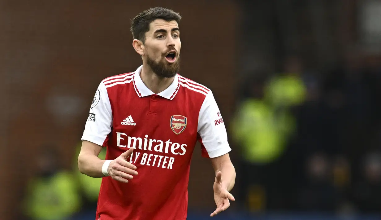 Reaksi pemain Arsenal, Jorginho saat laga lanjutan Liga Inggris 2022/2023 melawan Everton di Goodison Park, Liverpool, 4 Februari 2023. Sang pemain diboyong dari rival sekota, Chelsea dengan harga 11,3 juta euro pada Januari 2023 lalu. (AFP/Paul Ellis)