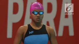 Atlet Indonesia Syuci Indriani melakukan persiapan sebelum babak final nomor 100 meter renang gaya dada klasifikasi SB14 Asian Para Games 2018 di Stadion Akuatik GBK, Jakarta, Senin (8/10). Syuci Indriani berhasil meraih emas. (Merdeka.com/Imam Buhori)