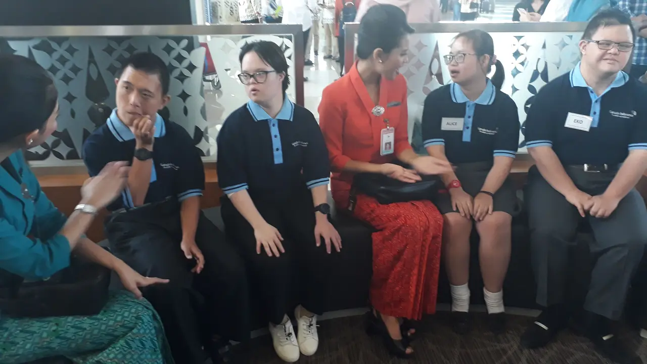 Garuda Indonesia ajak anak down sindrome, untuk menyapa calon penumpang di Terminal 3 Bandara Internasional Soekarno Hatta, Selasa (22/7/2019).