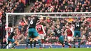 Proses terjadinya gol yang dicetak striker Southampton, Charlie Austin, ke gawang Arsenal pada laga Premier League di Stadion Emirates, London, Minggu (8/4/2018). Arsenal menang 3-2 atas Southampton. (AFP/Glyn Kirk)