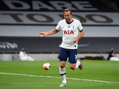 Penyerang Tottenham Hotspur, Harry Kane berselebrasi usai mencetak gol ke gawang West Ham pada pertandingan lanjutan Liga Inggris di Stadion Tottenham Hotspur di London (23/6/2020). Kane mencetak satu gol dan mengantar Tottenham menang 2-0 atas West Ham. (AFP/Pool/Neil Hall)