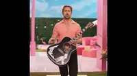 Ryan Gosling menawari Jimin hadiah gitar akustik. (dok. Screenshoot Twitter @barbiethemovie/Dinny Mutiah)