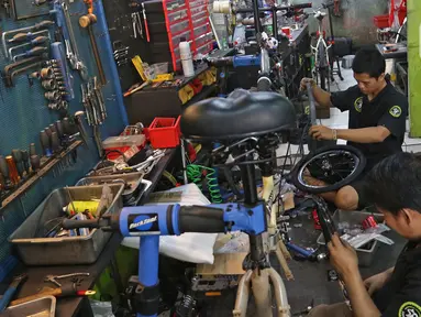 Mekanik memperbaiki dan merestorasi sepeda di Workshop Sampurna Bike Kalibata, Jakarta, Kamis (9/7/2020). Tren bersepeda yang sedang tinggi di masyarakat menjadikan permintaan perbaikan sepeda di bengkel tersebut meningkat hingga 300 persen. (Liputan6.com/Herman Zakharia)