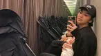 Inilah potret Canti Tachril yang sukses mencuri perhatian. Penampilannya terlihat tomboy yang membuatnya dikira aktor Angga Yunanda. “Pertama liat aku kira Angga Yunanda,” komentar akun @eviemardiyanaa. Canti terlihat menggendong sang buah hati. (Liputan6.com/IG/@cantitachril)