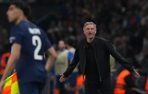 Pelatih PSG Luis Enrique memberikan instruksi kepada para pemainnya pada laga leg pertama perempat final Liga Champions antara PSG vs Liverpool di Paris, Rabu, 8 April 2026. (AP Photo/Thibault Camus)