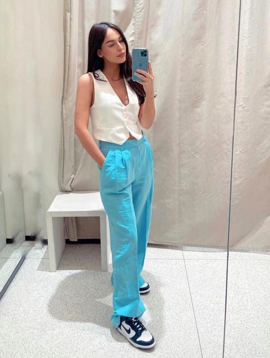 Sabina Paz memiliki gaya penampilan yang kece. Ia sangat pintar padu padankan pakaian yang ia kenakana. Foto kecenya ini diabadikan dengan mirror selfie lalu diunggah di media sosial. (Liputan6.com/IG/sabinapazz)
