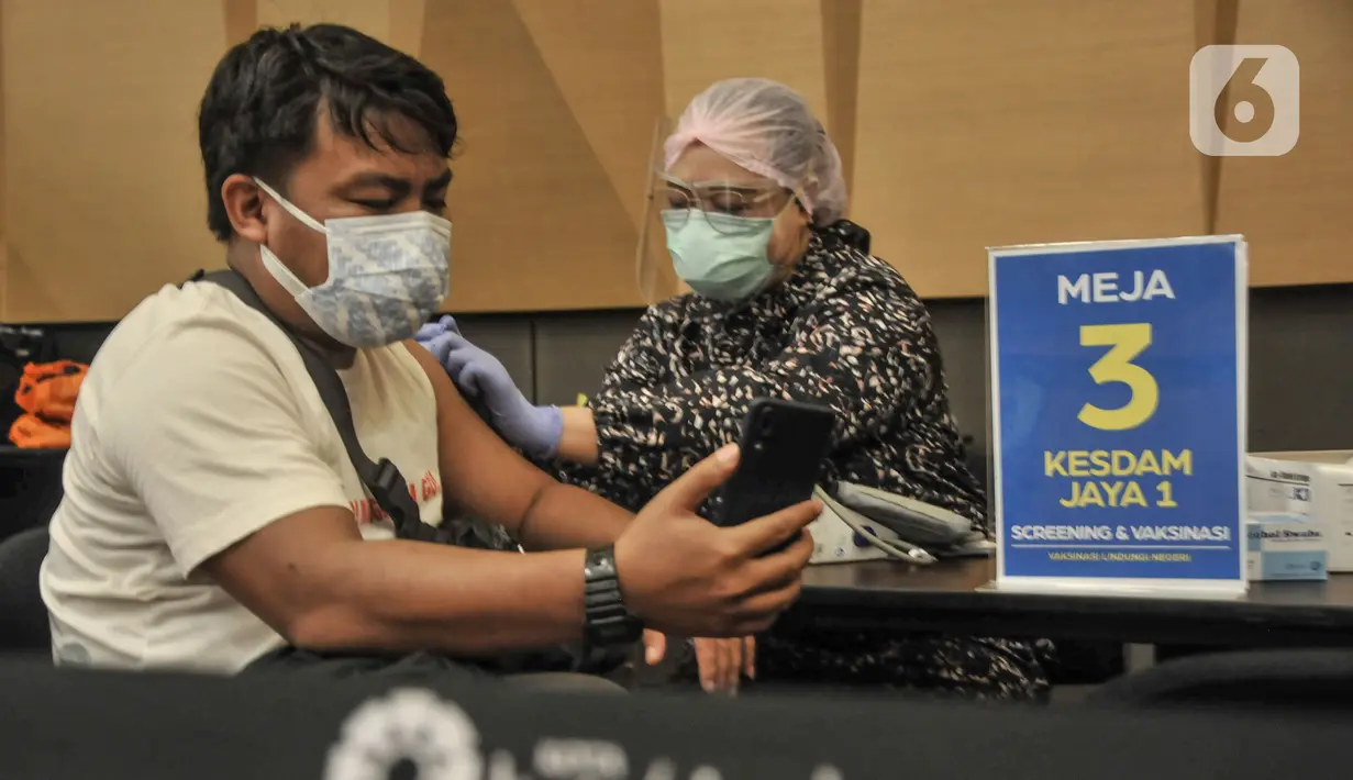 Warga mengikuti vaksinasi Covid-19 dosis kedua di Mal Kota Kasablanka, Jakarta, Senin (2/8/2021). Pemprov DKI akan mempercepat pemberian dosis kedua sebagai upaya mempercepat herd immunity di Ibu Kota usai tercapainya target vaksinasi dosis pertama sebesar 7,5 orang. (merdeka.com/Iqbal S Nugroho)