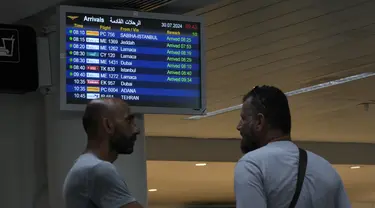 Orang-orang menunggu di terminal kedatangan Bandara Internasional Rafik Hariri di Beirut, Lebanon, Selasa (30/7/2024). (AP Photo/Hassan Ammar)