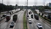 Sejumlah kendaraan melintasi ruas Tol Jagorawi, Jakarta, Rabu (22/4/2020). Mulai 24 April 2020, pemerintah membatasi kendaraan yang melewati jalan tol hanya untuk kepentingan mengangkut logistik, layanan kesehatan, hingga perbankan. (merdeka.com/Iqbal S. Nugroho)