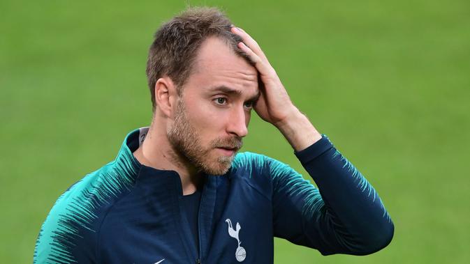 Gelandang Tottenham Hotspur, Christian Eriksen saat menghadiri sesi pelatihan di stadion San Siro di Milan, Italia (17/9). (AFP Photo/Miguel Medina)