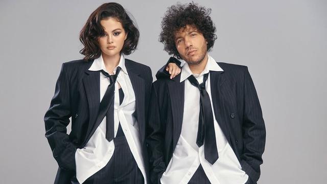 Pose Provokatif Selena Gomez dan Benny Blanco untuk Sampul Majalah, Sampai Bertelanjang Dada