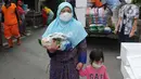 Warga saat Program Pangan Bersubsidi Februari 2022 di RPTRA Bahari, Cilandak, Jakarta selatan, Rabu (9/2/20222). Program Pangan Bersubsidi diperuntukkan untuk warga DKI pemegang KJP Plus, lansia, penyandang disabilitas, buruh ber-KTP DKI, dan guru non PNS. (merdeka.com/Arie Basuki)
