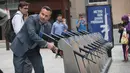 Seorang pria memegang senjata api yang merupakan instalasi seni dari Program Chicago Gun Share di Daley Center Plaza, Chicago, Illinois (14/5). (Scott Olson / Getty Images / AFP)