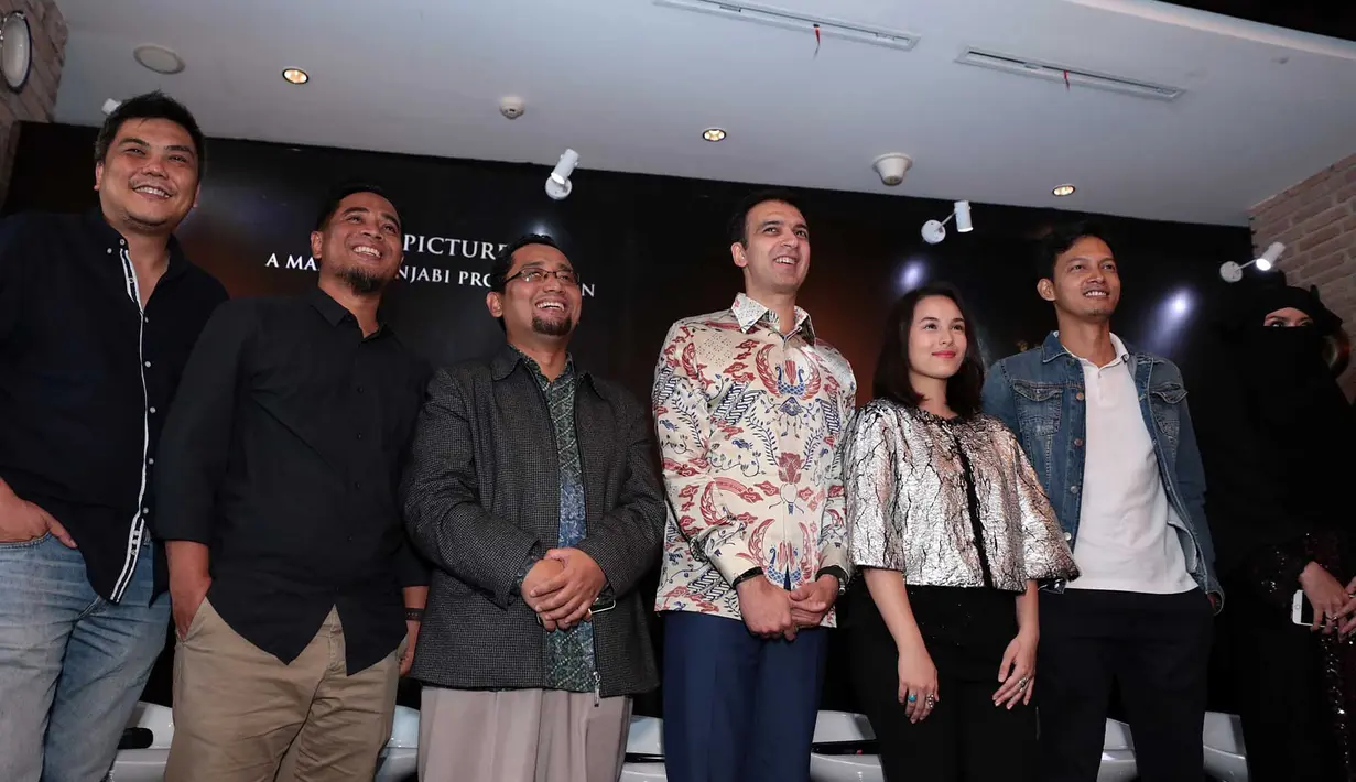 "Dicap aktor poligami, itu udah dari dulu. Mungkin mereka lebih seneng liat saya seperti itu (poligami). Walau kalau beneran, pasti banyak yang demo di depan rumah saya. Hehe," kata Fedi Nuril seraya melempar senyum. (Deki Prayoga/Bintang.com)