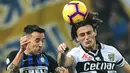 Gelandang Inter Milan, Matias Vecino, duel udara dengan pemain Parma, Roberto Inglese, pada laga Serie A di Stadion Ennio-Tardini, Sabtu (9/2). Inter Milan menang 1-0 atas Parma. (AFP/Miguel Medina)