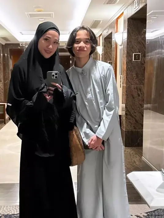 Noah juga tampil dengan baju muslim model gamis warna abu-abu dengan aksen kancing depan dan kerahnya.  [@itsmebcl]