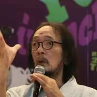 Legenda musik Indonesia, Yockie Suryo Prayogo, meninggal dunia di RSPI Bintaro pagi tadi.