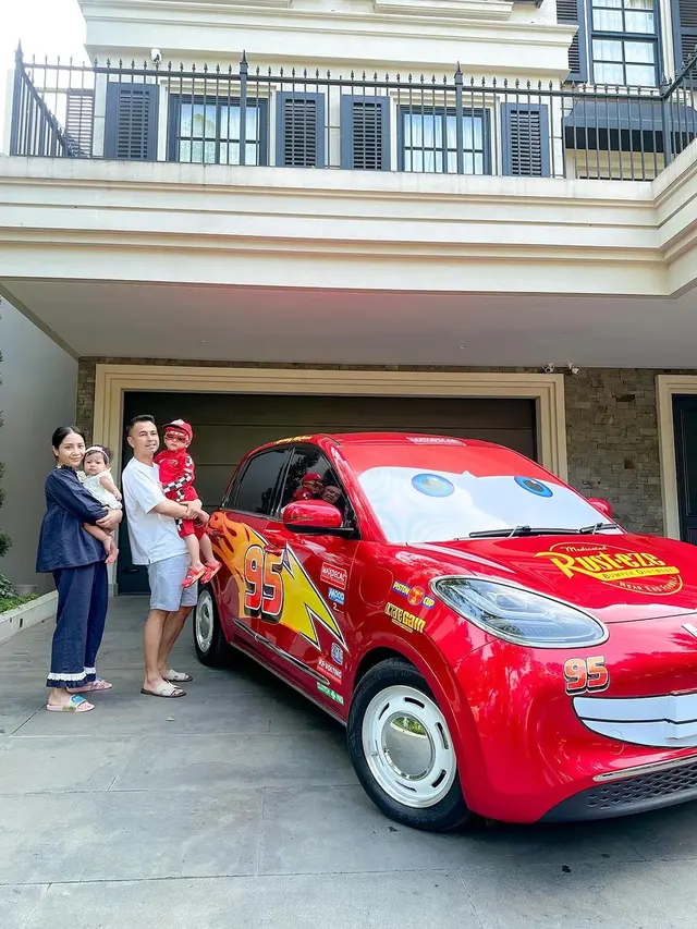 6 Potret Ultah ke-3 Rayyanza Bertema Cars, Dapat Kado Mobil Lightning McQueen