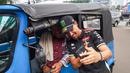 Momen keakraban Franco Morbidelli dengan pengemudi Bajaj sebelum menjajal perjalanan menggunakan bajaj pada Selasa, (30/09/2025). (Dok.Pertamina Lubricants)
