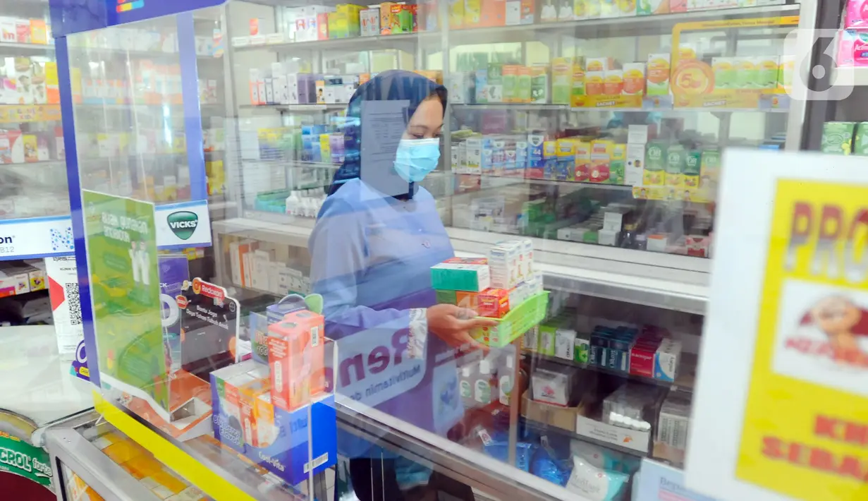 Pegawai membawa sejumlah obat sirup yang mengandung paracetamol di Apotek Prima Husada, Cinere, Depok, Jawa Barat, Kamis (20/10/2022). Kementerian Kesehatan menginstruksikan seluruh apotek untuk sementara tidak menjual obat bebas dalam bentuk sirup anak kepada masyarakat akibat adanya lebih dari  200 kasus gangguan ginjal akut misterius yang menyerang anak di Indonesia. (merdeka.com/Arie Basuki)