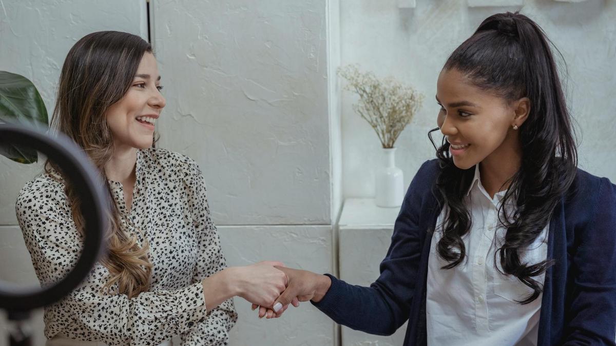 9 Kebiasaan agar Disukai Banyak Orang, Bangun Pribadi yang Menarik dan Penuh Karisma