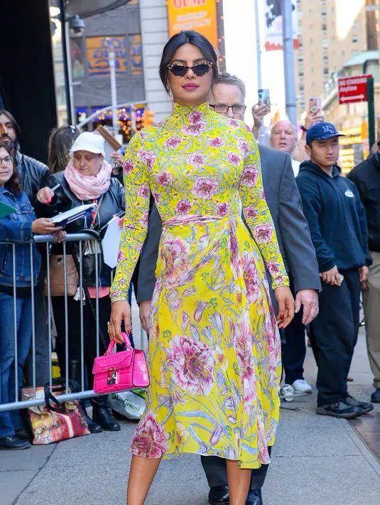 Uniknya Priyanka Chopra malah heran ketika banyak orang yang mengenali dirinya. Sepertinya ia belum biasa mendapat perhatian yang luar biasa dari publik. (Foto: instagram.com/priyankachopra)