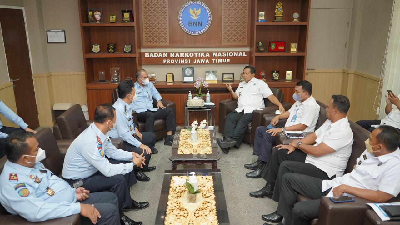 Plt Kepala Kanwil Kemenkumham Jatim Wisnu Nugroho Dewanto mengunjungi BNNP Jatim. (Ist)