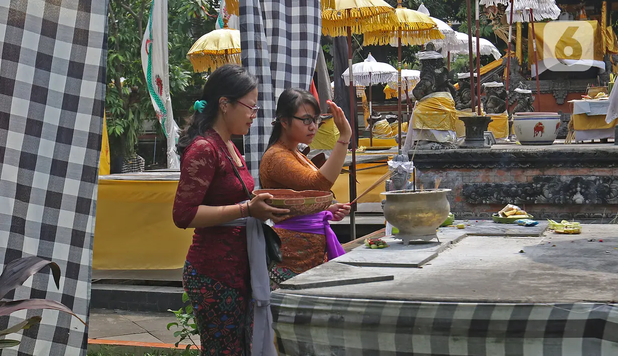 <p>Umat Hindu berdoa di Pura Aditya Jaya di Jakarta, Selasa (24/3/2020). Ibadah hari suci Nyepi Tahun Baru Saka 1942 di Pura Aditya Jaya tidak menyelenggarakan persembahyangan, namun untuk sembahyang dibatasi dalam mencegah penularan Covid-19. (Liputan6.com/Herman Zakharia)</p>