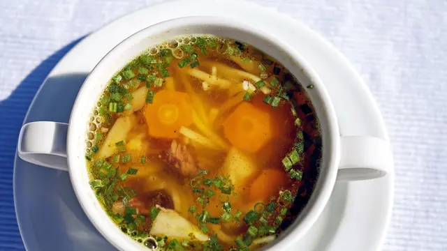Resep Kaldu Ayam Bening yang Kaya Rasa Ala Chef Profesional