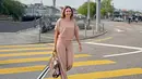 <p>Donna Agnesia membuktikan penurunan berat tubuhnya dengan perbandingan ukuran baju, yang semula size M kini muat size S. (Instagram/dagnesia)</p>