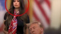 Wanita yang viral karena terus mengangguk di belakang Donald Trump saat jumpa pers Gedung Putih akhirnya terungkap. Jayme Franklin merupakan pengusaha media konservatif sekaligus mantan pejabat pemerintahan Trump. Aksinya langsung menjadi bahan perbincangan di media sosial.
