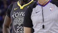Forward Golden State Warriors Draymond Green (kiri) mempertanyakan keputusan wasit pada laga NBA melawan Denver Nuggets di Oracle Arena, Sabtu (23/12/2017) atau Minggu (24/12/2017) WIB. (AP Photo/Jeff Chiu)