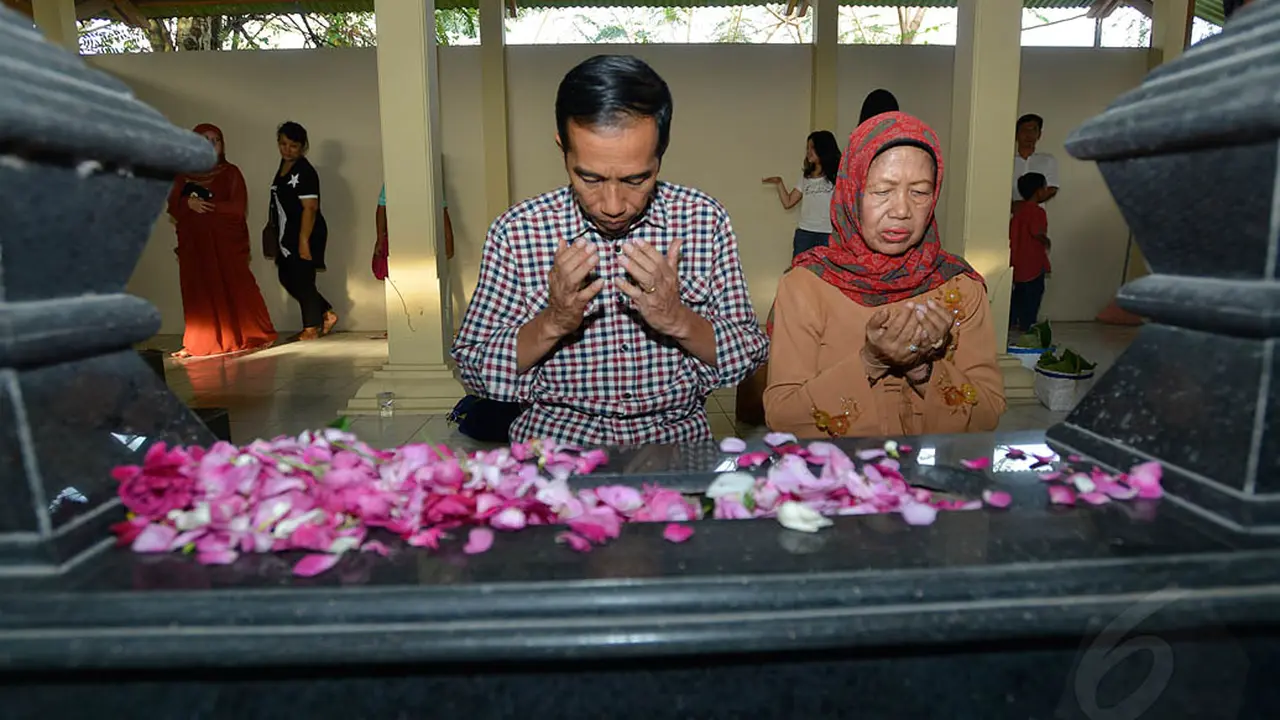 Ziarah ke Makam Ayah, Jokowi Minta di Temani Ibunda