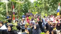 Warga Sokawera, Banyumas membawa ribuan bibit pohon ke bukit Wana Pramuka, lereng Gunung Slamet di hari bumi sedunia. (Foto: Liputan6.com/ Muhamad Ridlo)