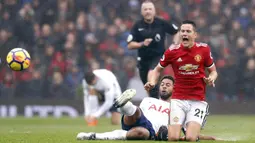 Gelandang Manchester United, Ander Herrera, dijatuhkan gelandang Tottenham, Mousa Dembele, pada laga Premier League di Stadion Old Trafford, Manchester, Minggu (28/10/2017). MU menang 1-0 atas Tottenham. (AP/Martin Rickett)