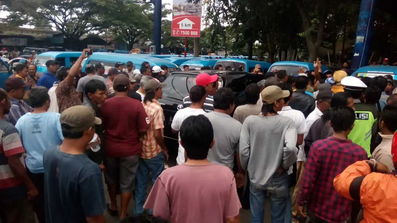 Angkot versus Transportasi Online Bikin Penumpang Terlantar 