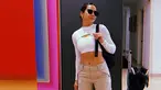 Tampil dengan busana putih, Pevita Pearce tampak memakai kacamata hitam yang senada dengan tas. Penampilan kasual Pevita dengan kacamata ini terlihat stylish. (Liputan6.com/IG/@pevpearce)