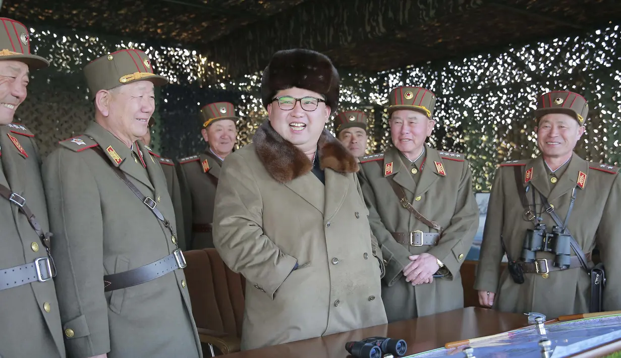 Kim Jong-un tersenyum usai menyaksikan latihan militer prajuritnya, Korea Utara, Jumat (25/3). (Reuters/KCNA)
