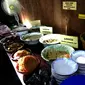 Menikmati sajian nasi dan sayur lodeh sepuasnya di salah satu warung kopi kawasan Kaliurang, Sleman, Daerah Istimewa Yogyakarta. (Liputan6.com/Switzy Sabandar)