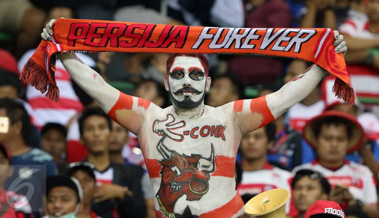 Suporter Madura United membentangkan syal dukungan buat Persija jelang menyaksikan laga kedua tim pada lanjutan Liga 1 di Stadion Patriot Candrabhaga, Bekasi, Kamis (4/5). Madura United FC unggul 1-0. (Liputan6.com/Helmi Fithriansyah)