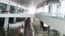 Pekerja menyelesaikan pembangunan stasiun kereta tanpa pengemudi atau APMS di Terminal 3 Bandara Soekarno Hatta, Tangerang, Senin (24/04). Moda transportasi ini akan dinikmati secara gratis bagi penumpang bandara. (Liputan6.com/Fery Pradolo)