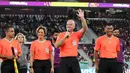 Presiden FIFA Gianni Infantino mengenakan seragam wasit bersiap untuk memimpin pertandingan persahabatan antara para Legenda FIFA dan pekerja yang berbasis di Qatar di Stadion Al Thumama di Doha (12/12/2022). (AFP/Karim Jaafar)