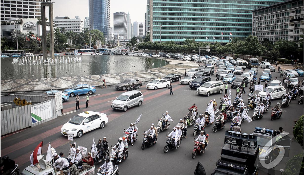 Para pengunjuk rasa melakukan konvoi di sekitar kawasan bundaran HI, Jakarta, Jumat (24/10/2014) (Liputan6.com/Faizal Fanani)